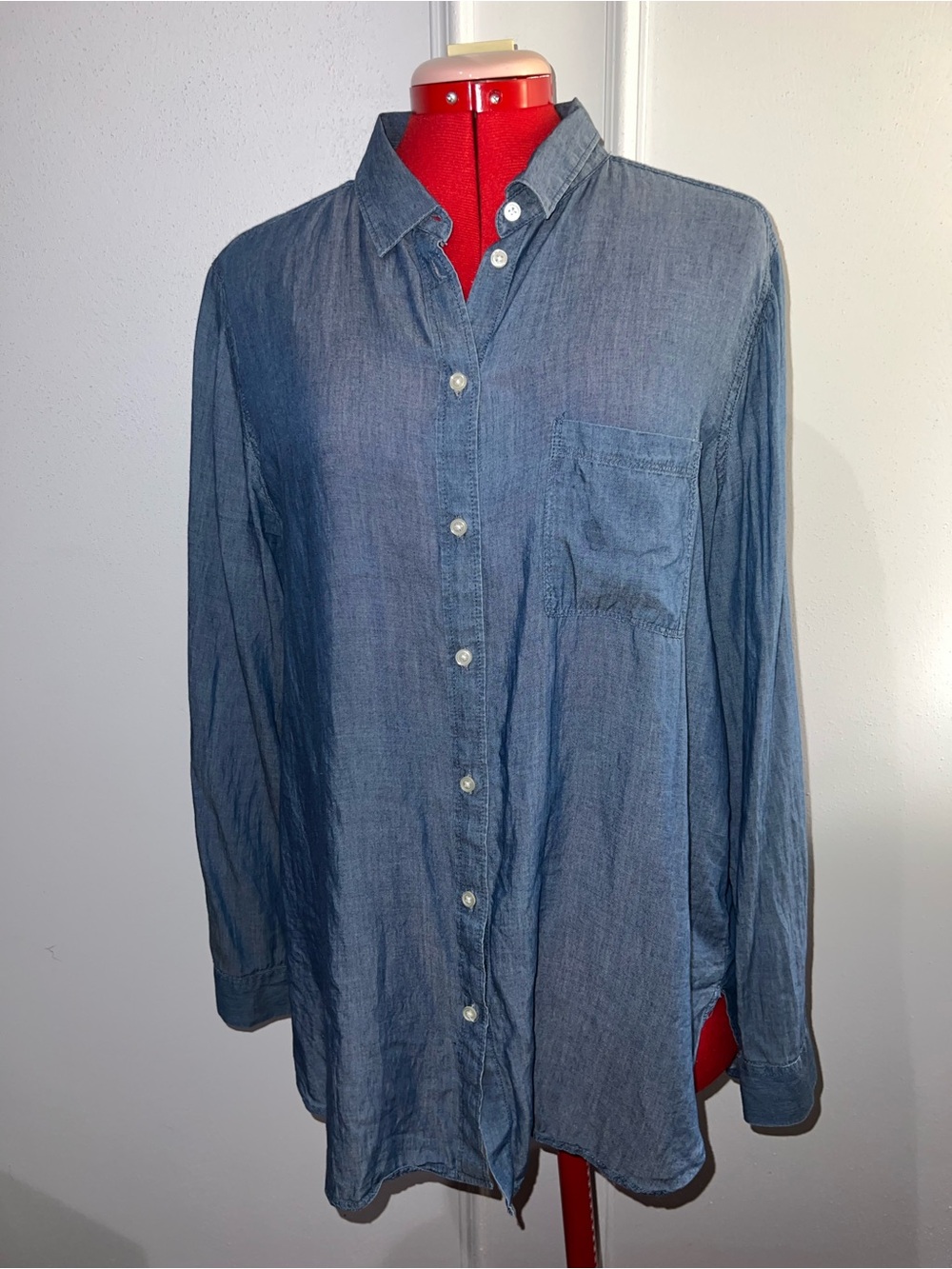 LOFT Women’s Chambray Denim-Style Button Down Shirt in Blue Sz large